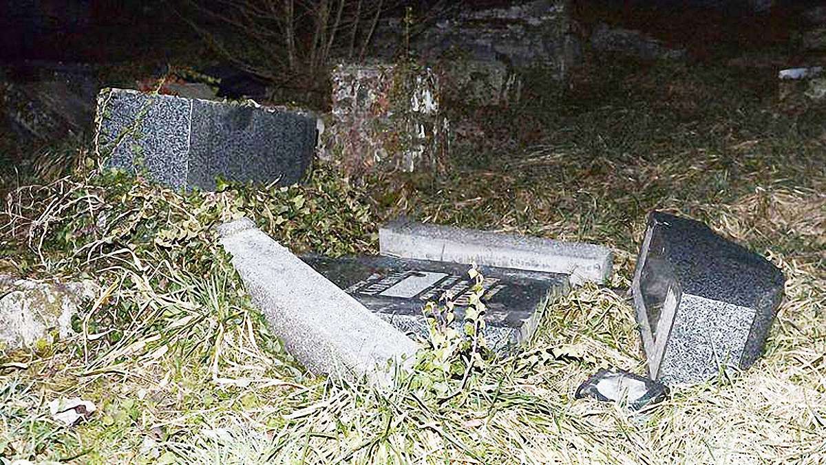У Франції затримано п'ятьох осіб у справі про паплюження єврейських могил
