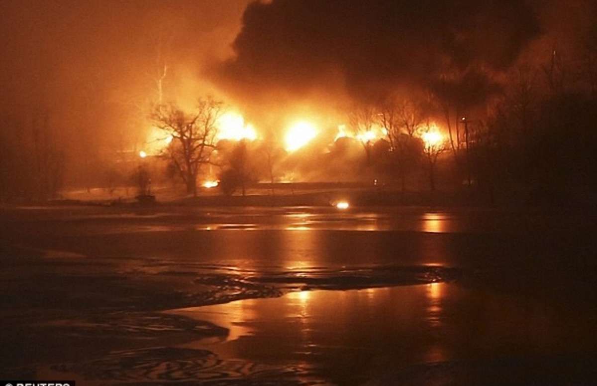 У США зійшов з рейок і загорівся потяг з нафтою (фото, відео)
