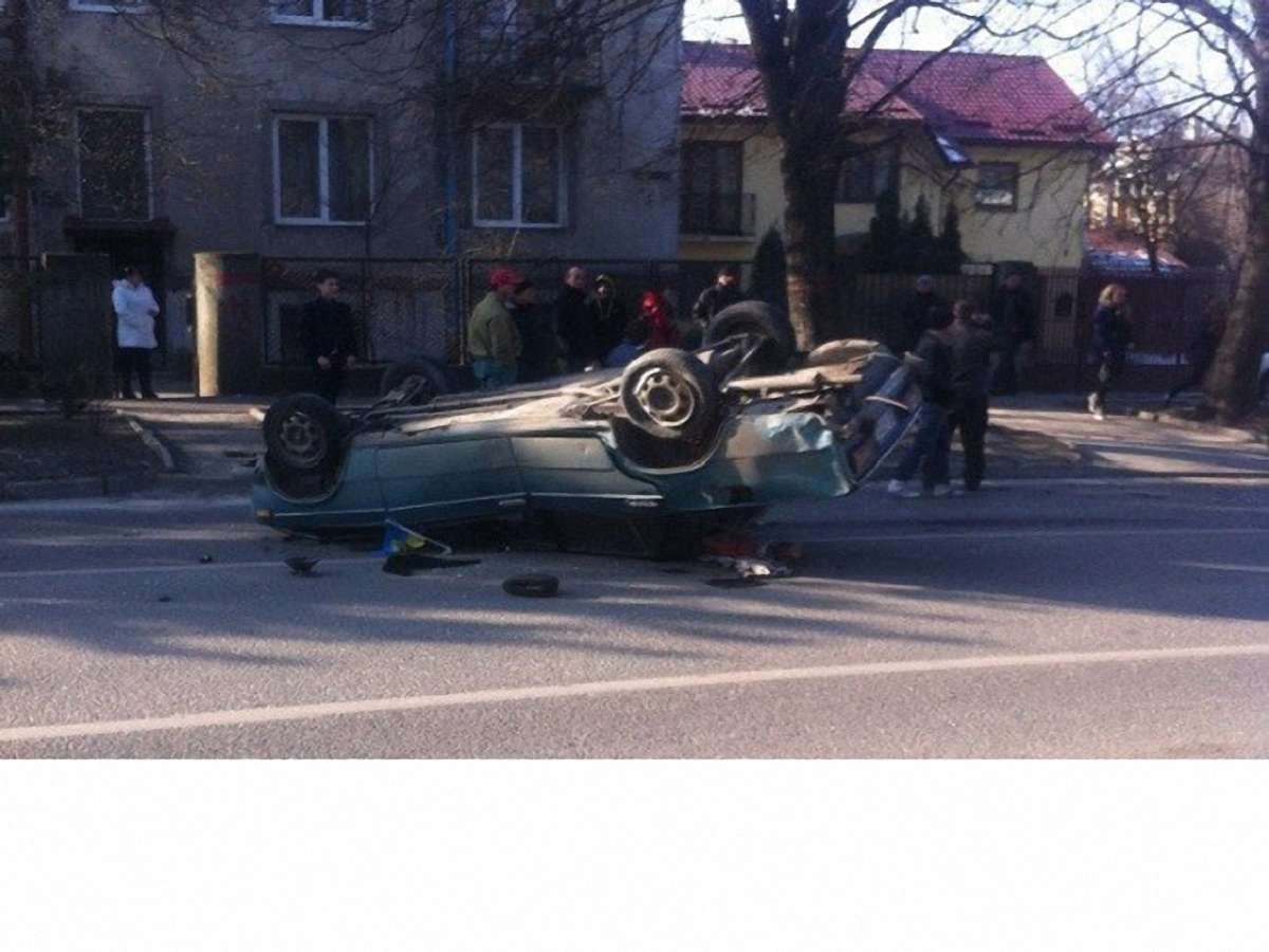У Львові під час ДТП перекинувся автомобіль
