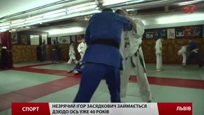 Незрячий дзюдоїст Ігор Засядкович передає свої вміння учням
