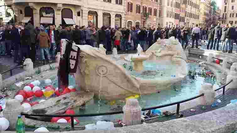 Голландські фанати пошкодили історичний фонтан у центрі Риму