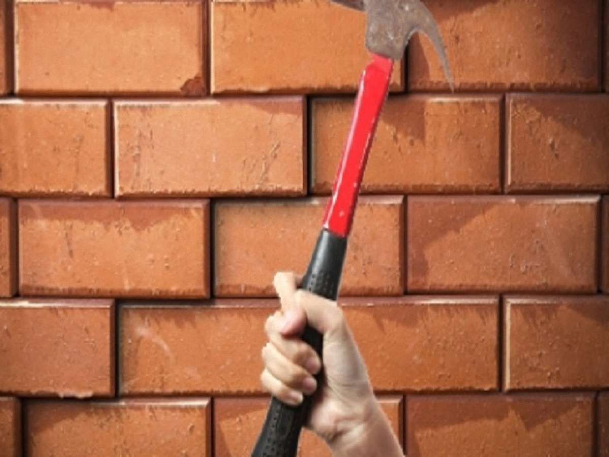 Львів’янин напідпитку розібрав частину стіни та заліз у сусідню квартиру