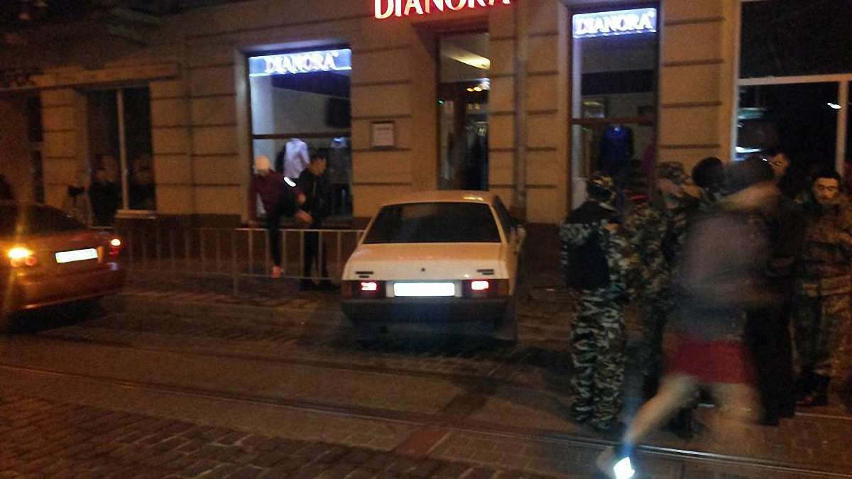 У Львові п’яний водій в’їхав у магазин