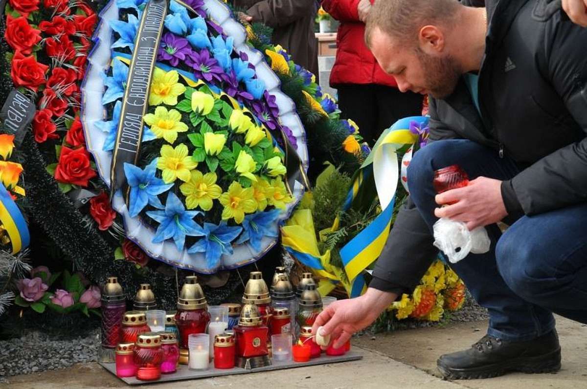 У Львові на Личаківському кладовищі вшанували Героїв Небесної Сотні