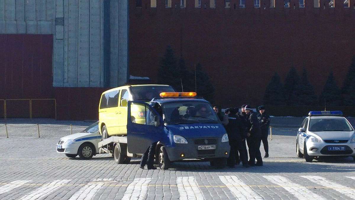 Синьо-жовта автодефіляда на Красній площі
