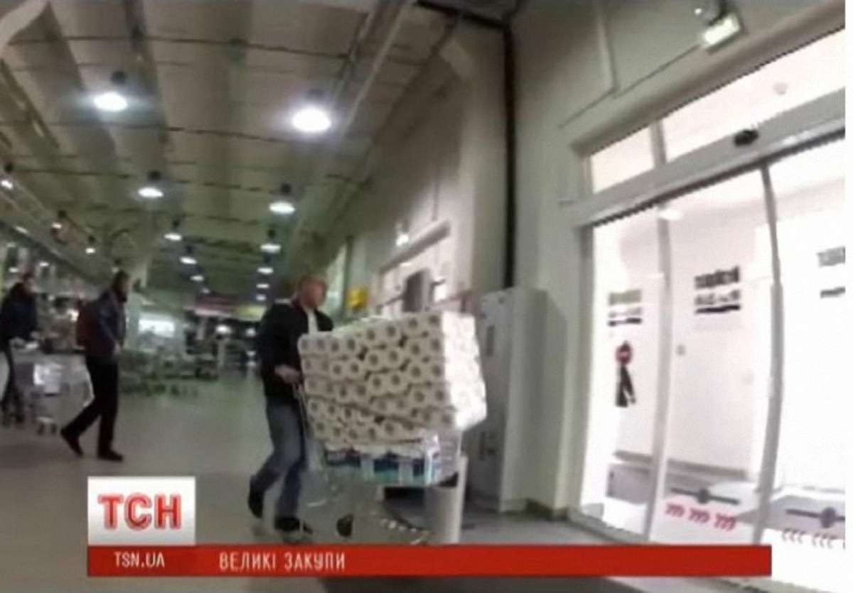 Через знецінення гривні українці «змітають» з супермаркетів навіть найдорожчі товари