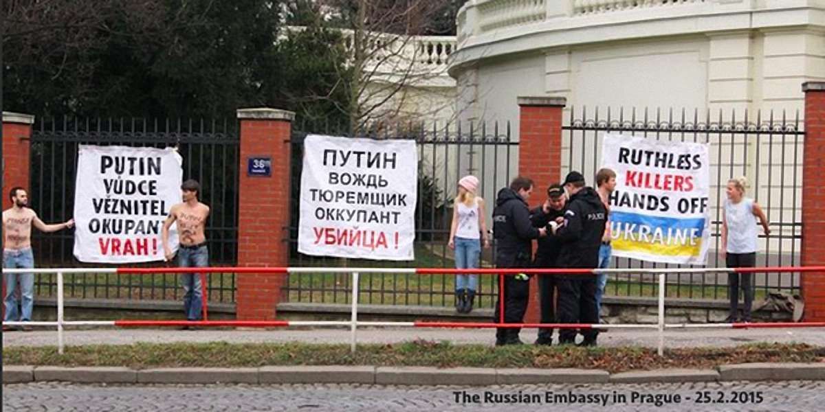 У Празі художники прикували себе до огорожі посольства РФ