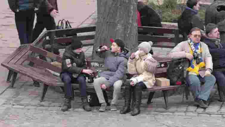 Соціальний експеримент: підлітки у центрі Львова розпивають алкоголь