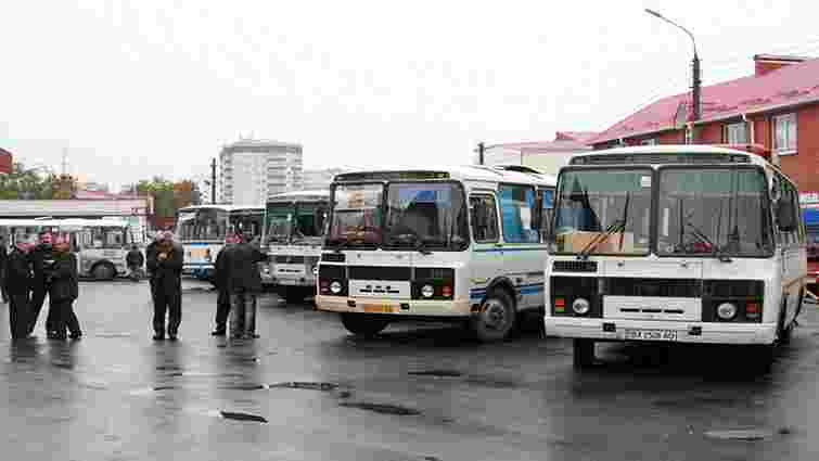 На Львівщині перевізники знімають автобуси з маршрутів через подорожчання пального