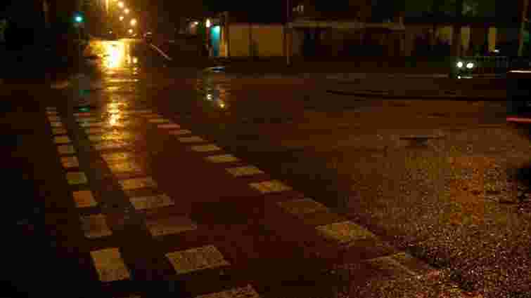 На вулиці Науковій у Львові водій збив світлофор для пішоходів і втік
