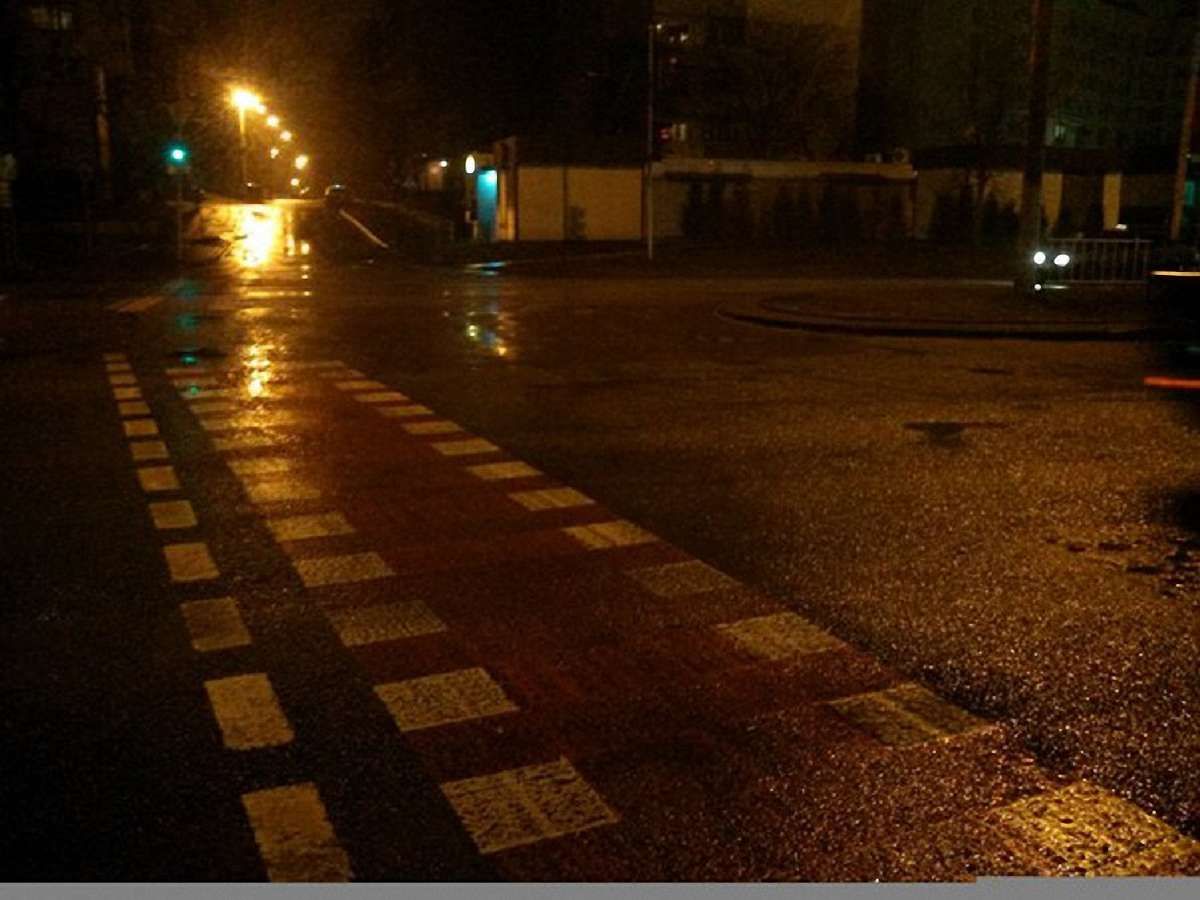 На вулиці Науковій у Львові водій збив світлофор для пішоходів і втік