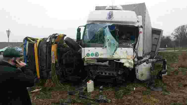 На Львівщині зіткнулись вантажівка і маршрутка, водій загинув