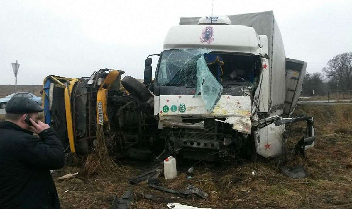На Львівщині зіткнулись вантажівка і маршрутка, водій загинув