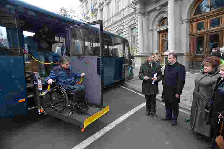 У ЛОДА подарували донецьким інвалідам спеціально обладнаний автобус