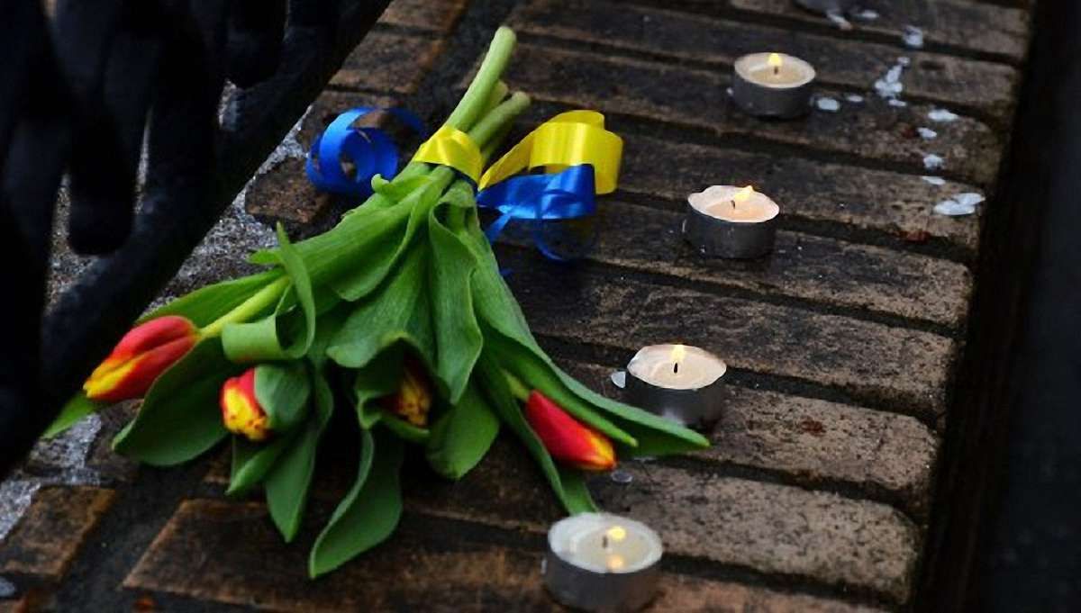 Посол США в Росії приніс на місце загибелі Нємцова букет із жовто-синьою стрічкою