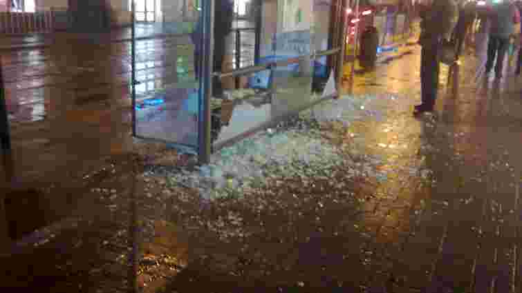 У центрі Львова на трамвайній зупинці розбили скло