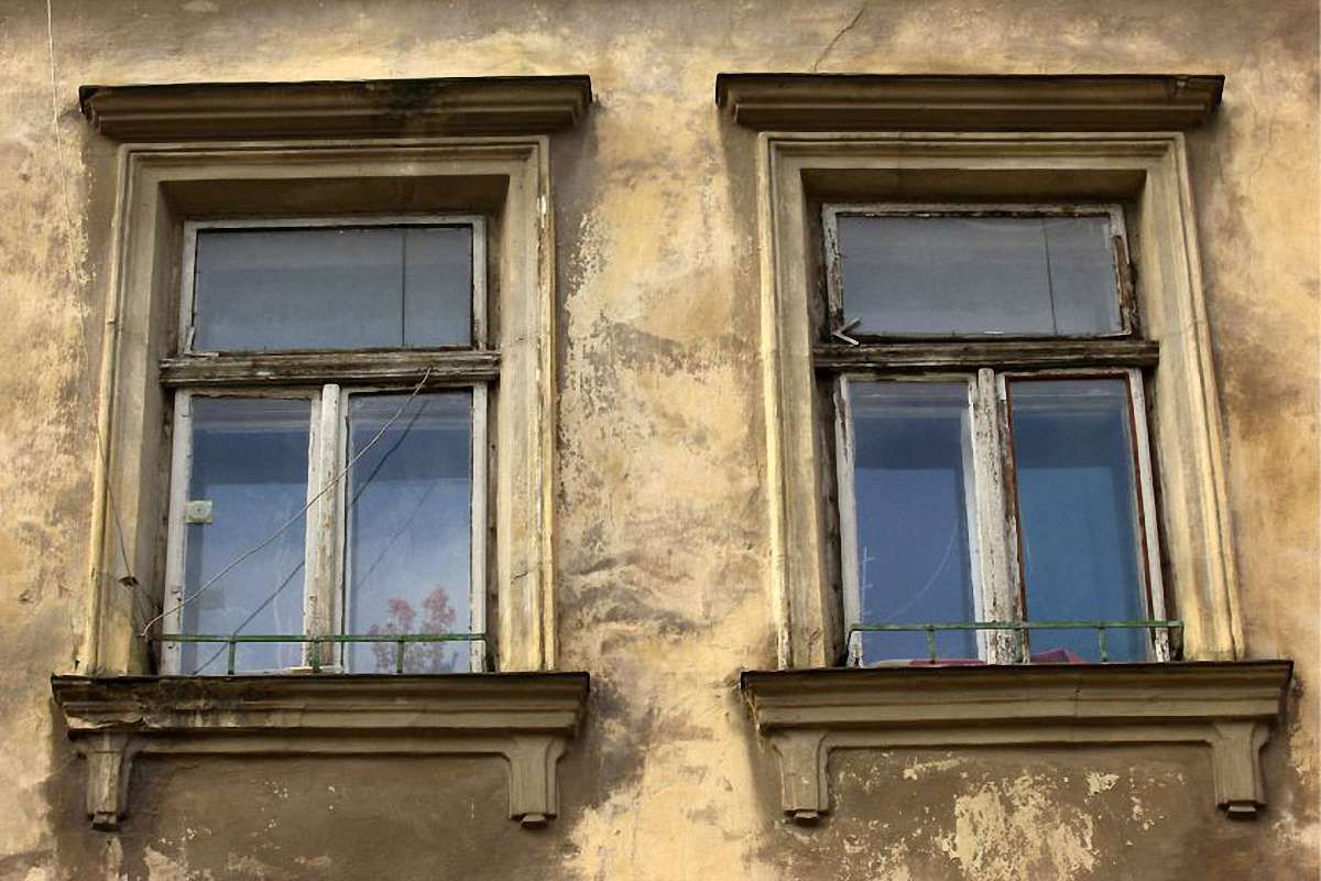 Львів’ян закликають реставрувати вікна в старих будинках, а не міняти їх на пластикові
