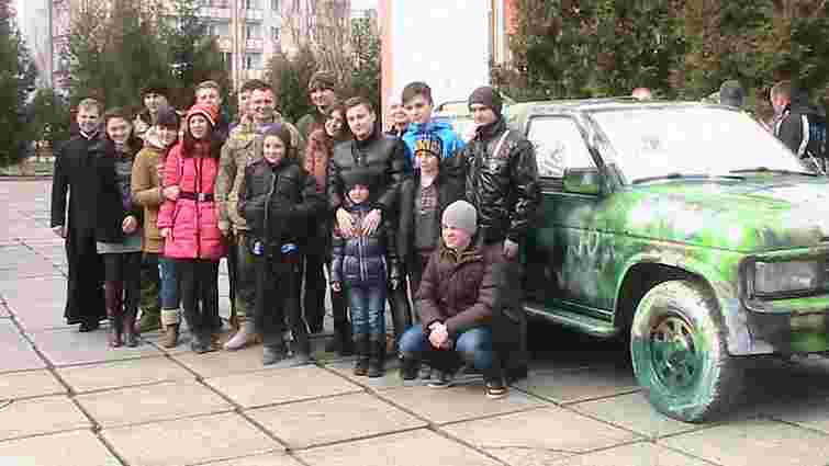Школярі із Трускавця подарували десантникам позашляховик «Котигорошко»