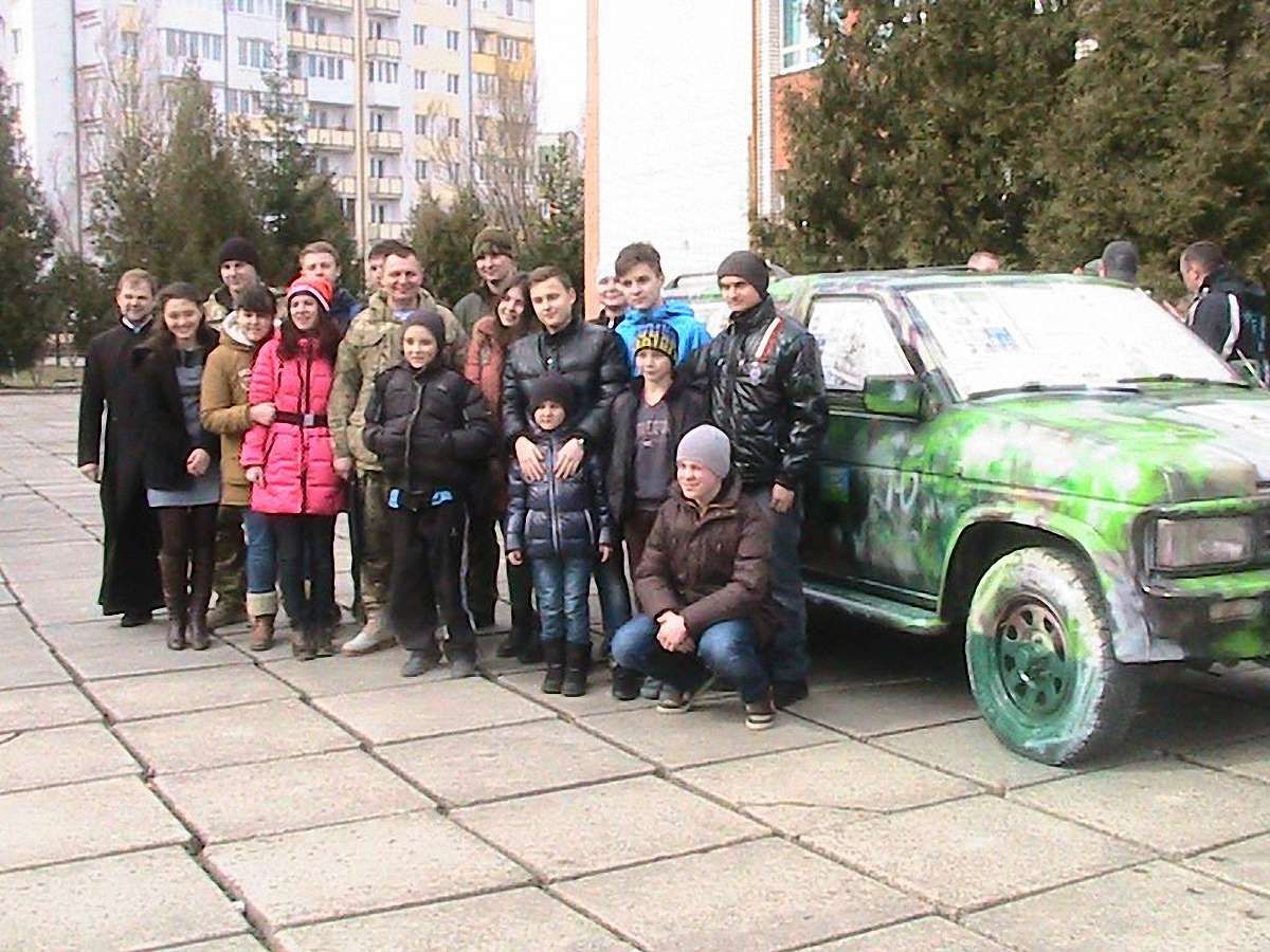 Школярі із Трускавця подарували десантникам позашляховик «Котигорошко»