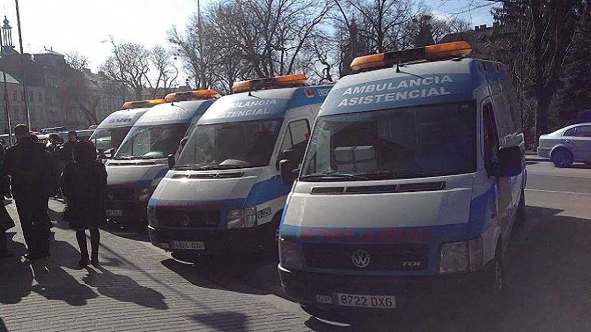 Іспанська та італійська громада передала у Львові 4 реанімобілі для потреб військових