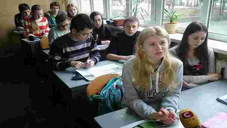 Школярі влаштували «коридор ганьби» вчительці географії за російську пропаганду на уроках 