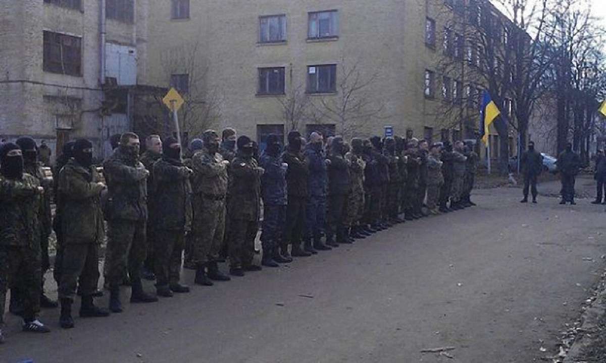 На Донбас вирушили 64 добровольці полку «Азов»