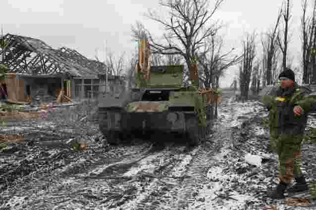 Від донецького аеропорту ще не відведено всю українську важку техніку