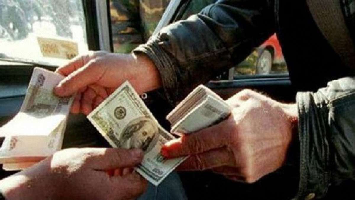 У Львові судили чоловіка, який продав на Краківському ринку $5