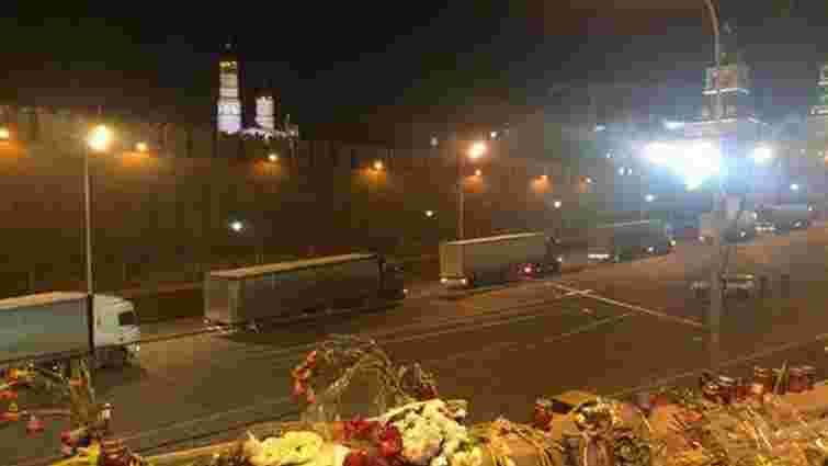 Мережу сколихнули фотографії білих вантажівок під стінами Кремля