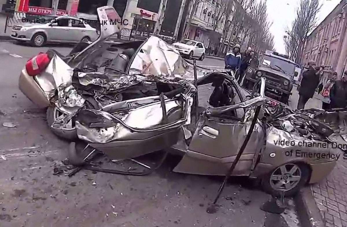 У центрі Донецька танк бойовиків розчавив легковий автомобіль
