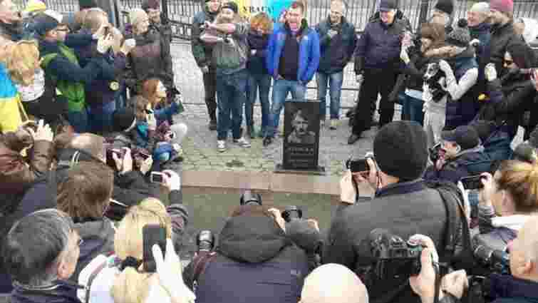 У Києві встановили надгробок для Путіна біля посольства РФ 