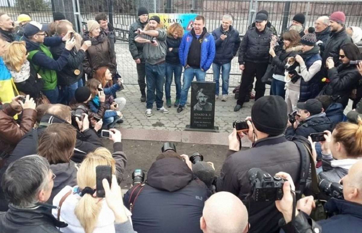 У Києві встановили надгробок для Путіна біля посольства РФ 