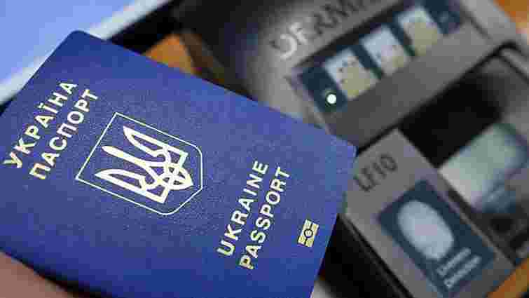 У посольствах перестали оформляти біометричні паспорти