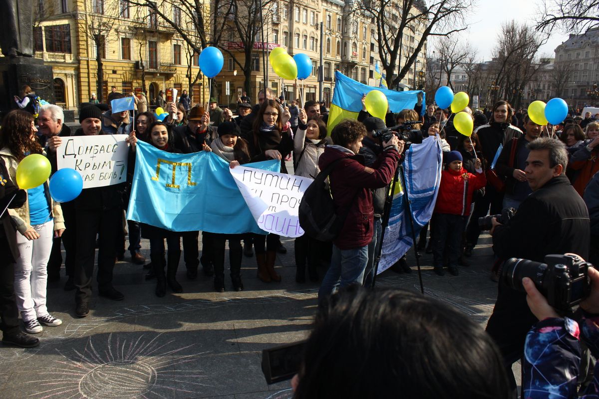 Анексію Криму у Львові згадали флеш-мобом та читанням віршів