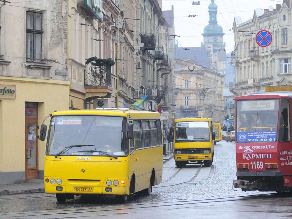 Прокуратура оскаржила у суді «пільгові» години у львівських маршрутках