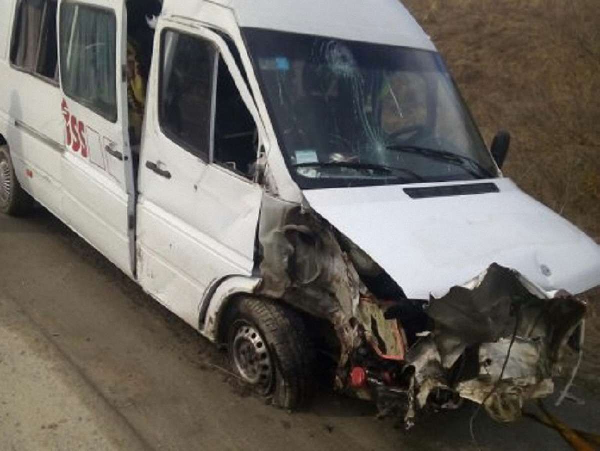 На Львівщині Mercedes влетів у відбійний брус моста і перекинувся: постраждало 5 людей