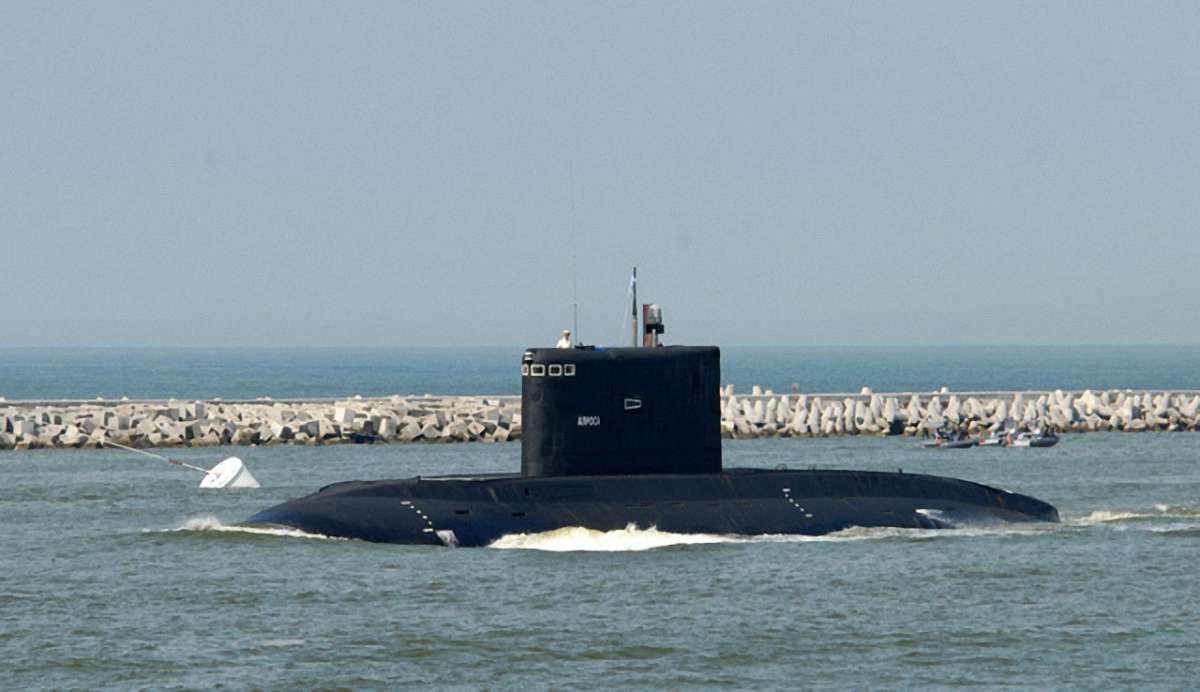 Біля кордону з Латвією зафіксували два російські підводні човни