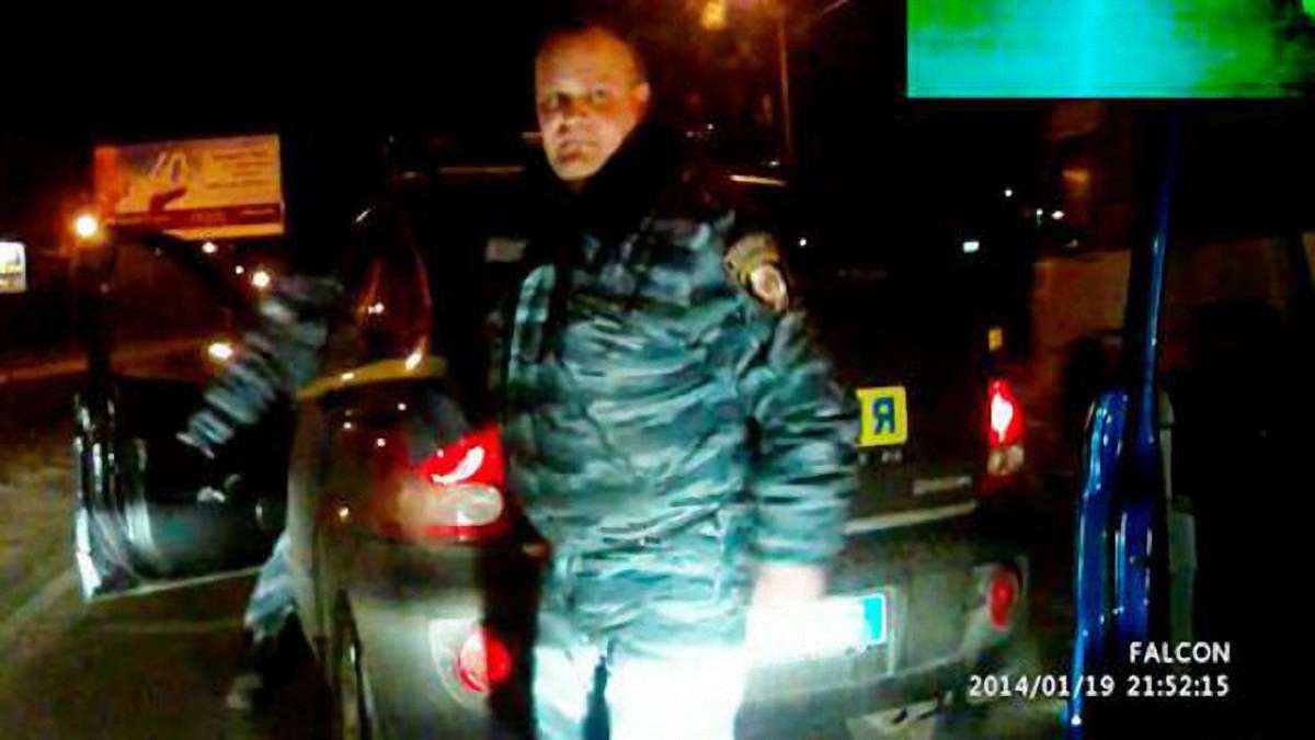 Львівський суд поновив на посаді «беркутівця», який трощив автомобілі майданівців у Києві