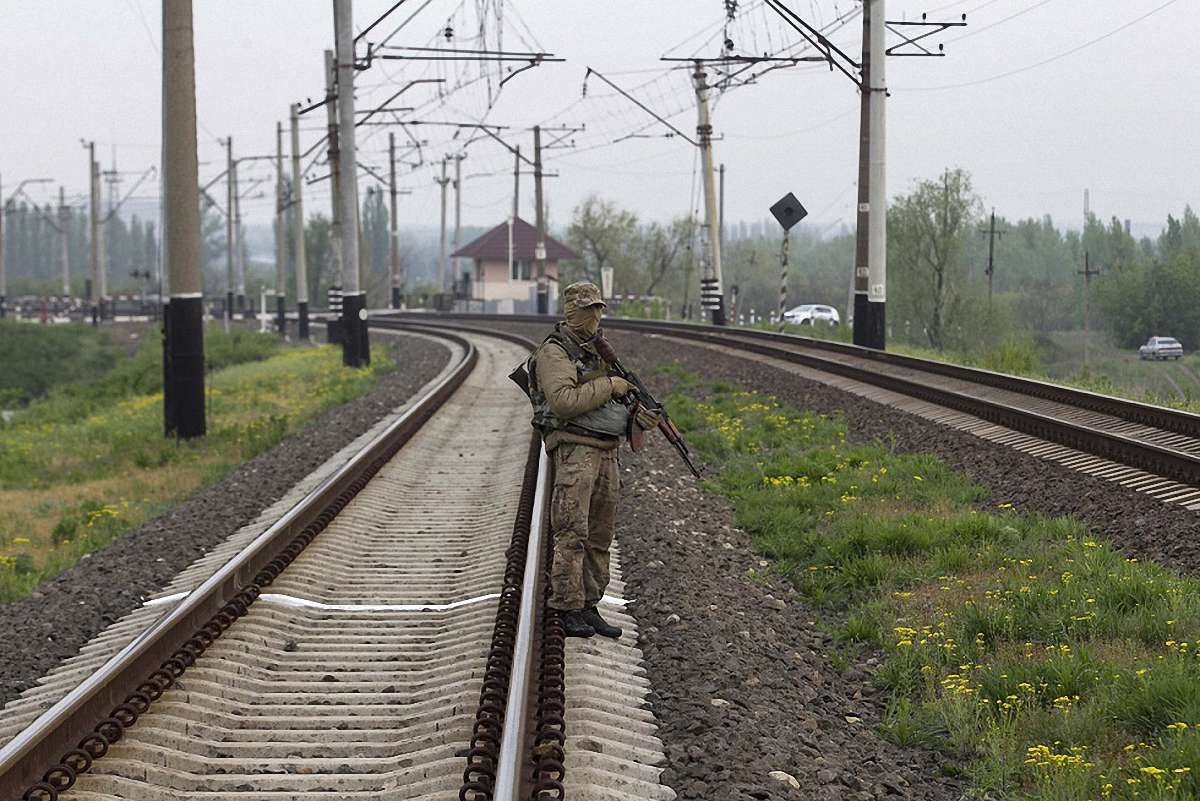 На Луганщині бойовики підірвали залізничний міст