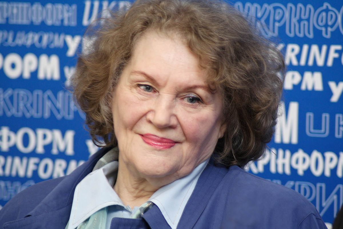 Ліна Костенко взяла участь у акції  "Другий фронт АТО"