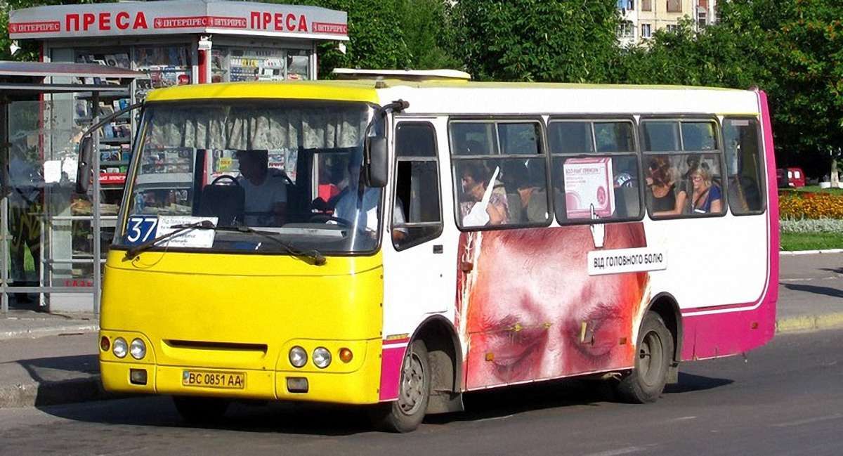 У Львові невідомі регулярно обливають салони маршруток №37 фекаліями
