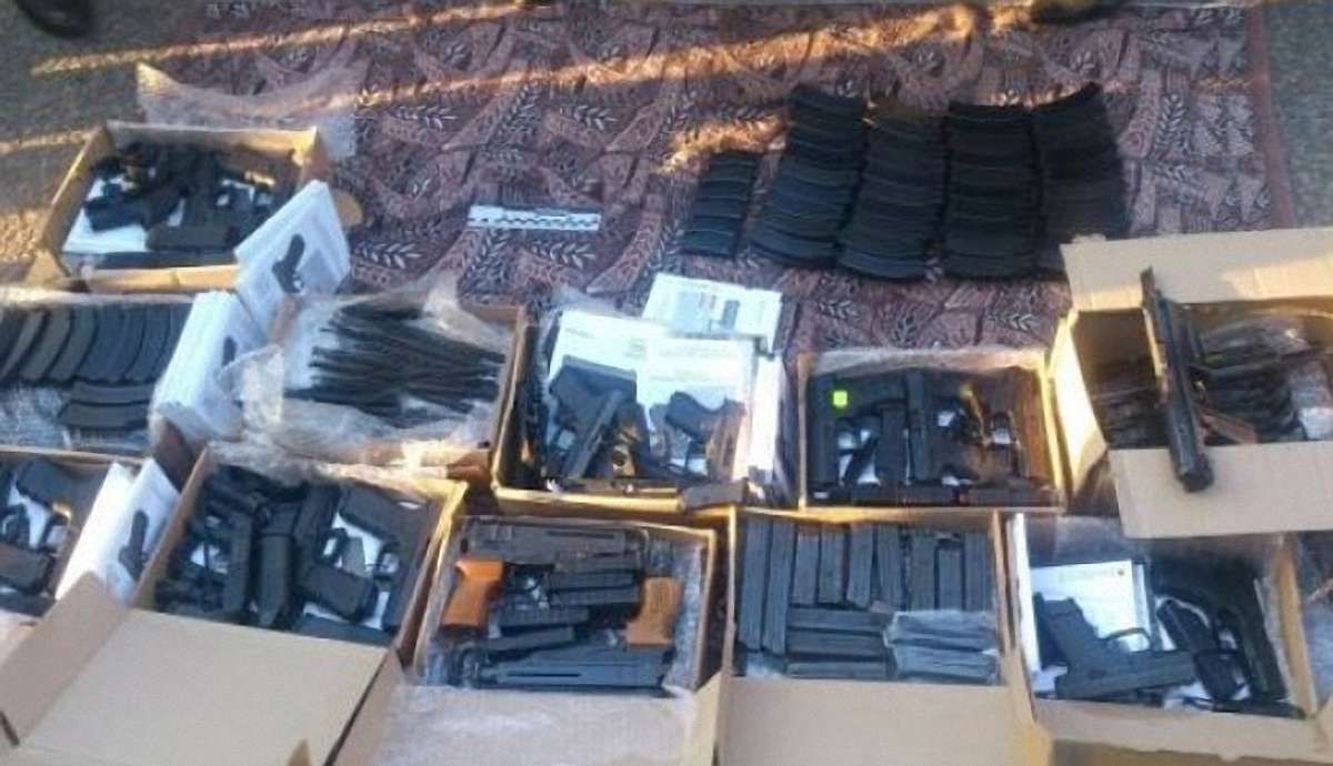 На в'їзді до Києва затримали автомобіль з арсеналом зброї