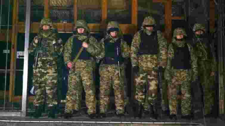 Під будівлею «Укрнафти» зібралися озброєні люди у камуфляжі