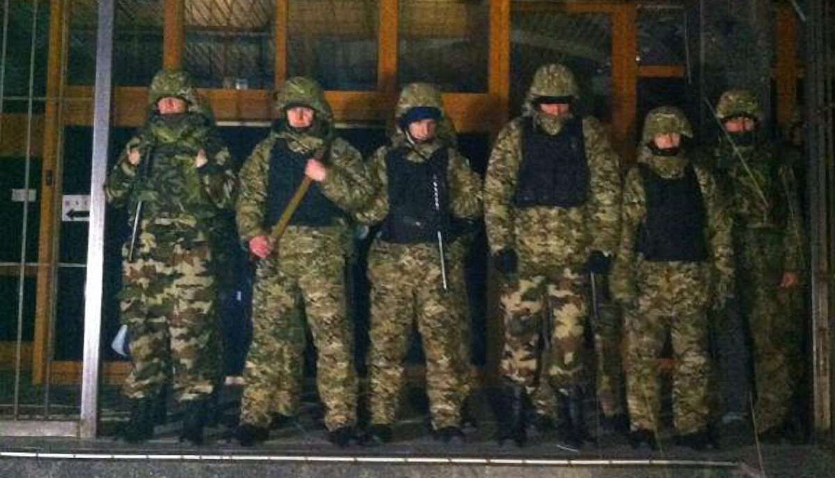 Під будівлею «Укрнафти» зібралися озброєні люди у камуфляжі