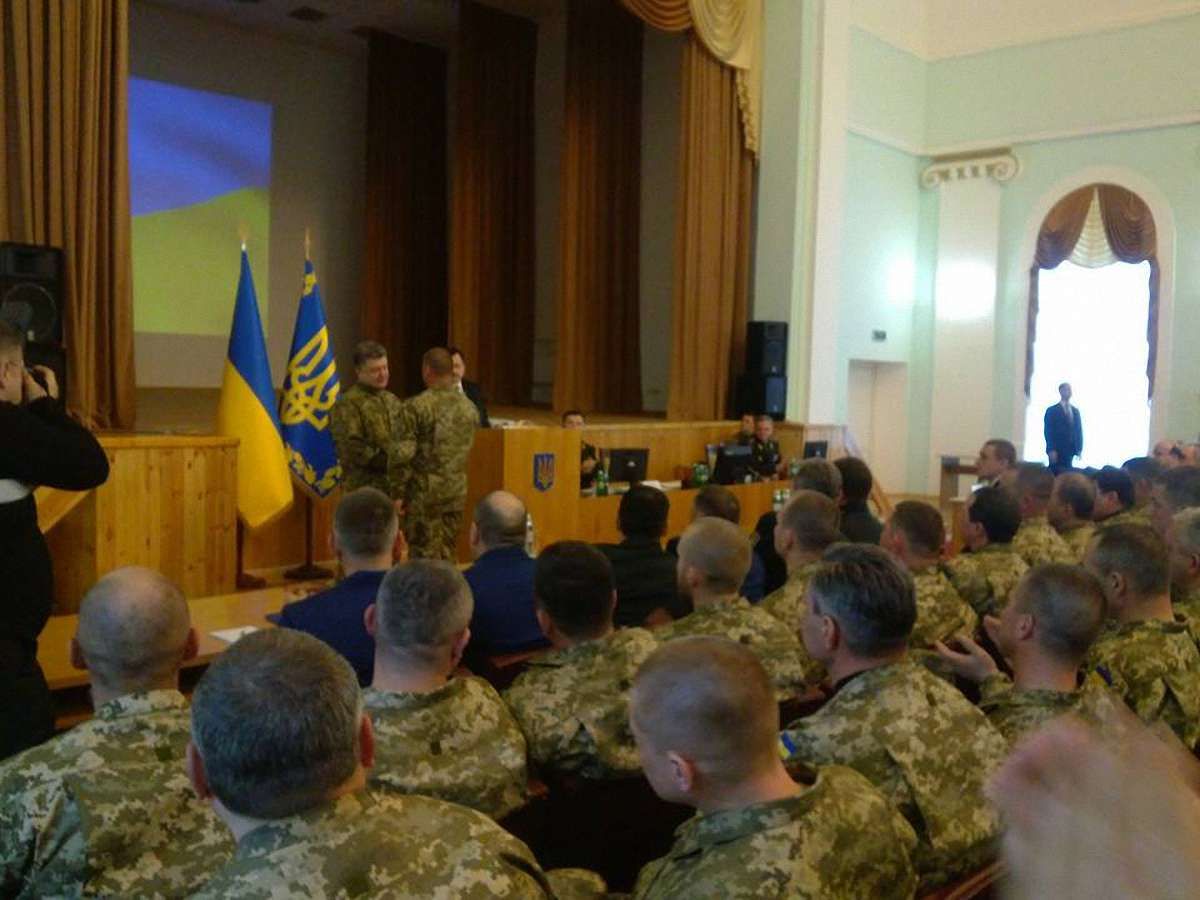 На зустрічі з комбатами у Порошенка стався курйоз з генералом армії США