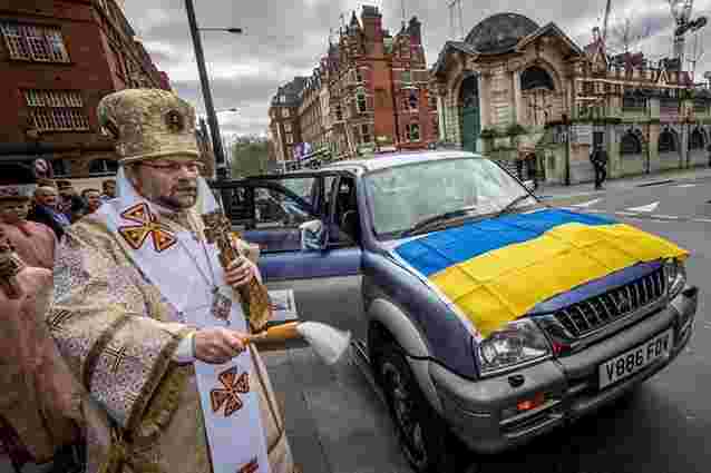 Українці Великобританії купили три автівки для військових на Донбасі