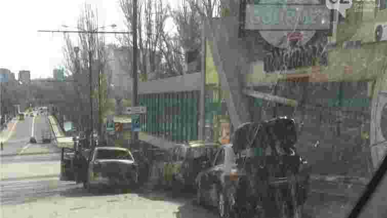 В Донецьку п’яні бойовики палили автомобілі і пошкодили кафе (фото)