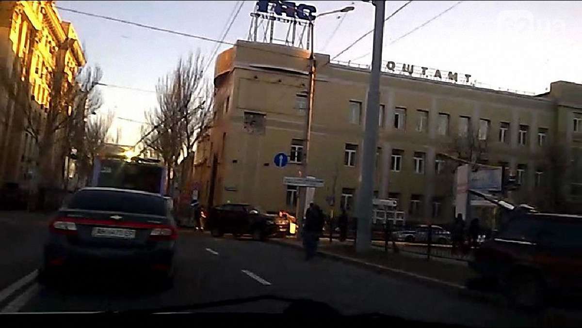 ЗМІ: У Донецьку бойовики на джипі на швидкості врізалися в «жигулі»
