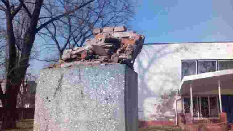 У Чернігові повалили пам’ятник одному з винуватців Голодомору