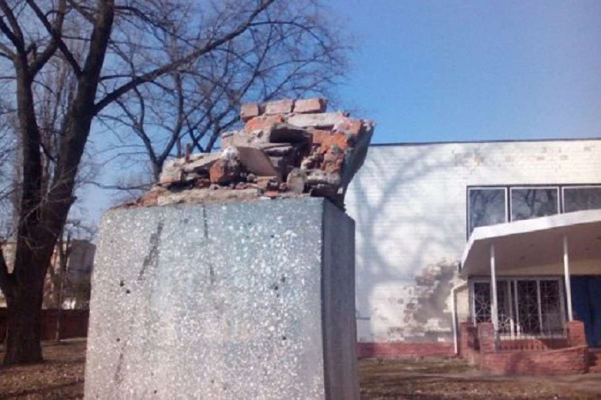 У Чернігові повалили пам’ятник одному з винуватців Голодомору